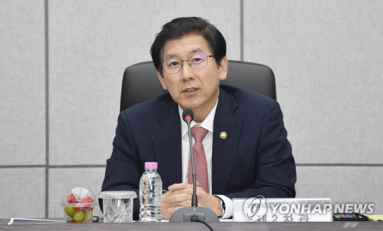 최상대 기획재정부 차관이 30일 공공기관 투자집행 현장방문차 한국도로공사 김포-파주 고속도로 한강터널 공사현장을 방문해 모두발언을 하고 있다.<사진: 연합뉴스>